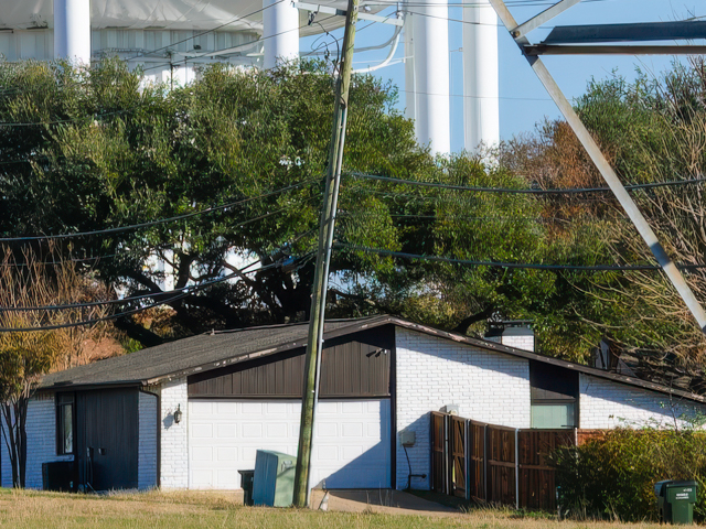 Nikon D40 with 55-200mm AFS VR II lens - Test shot 01 - 75mm - Center Crop